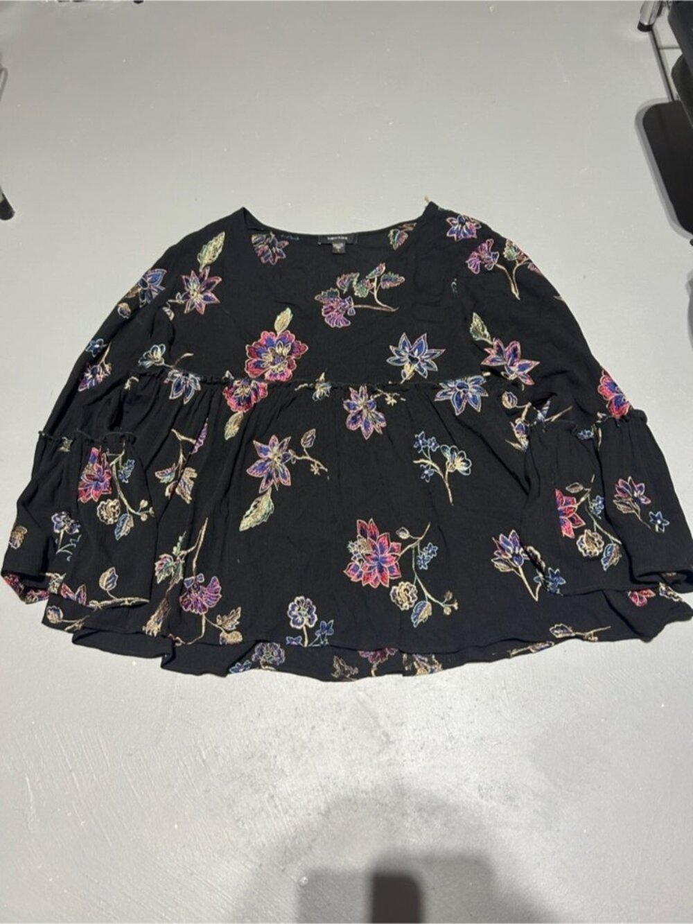 Karen Kane Black Embroidered Flower Design Blousy Shirt (Women’s Large)
